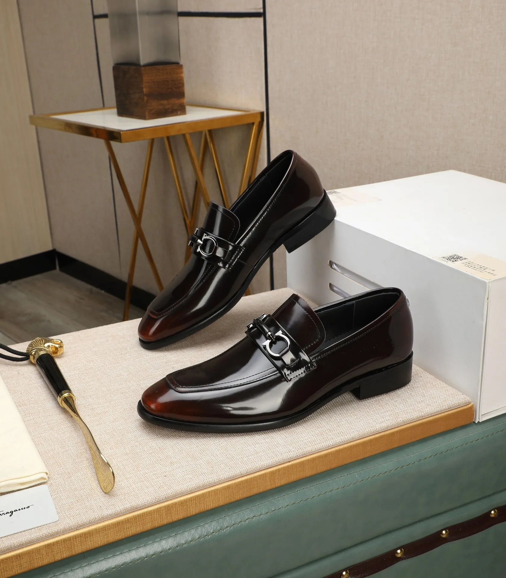 Men's shoes 💰540📛📛(water-dyed cowhide) Salvatore Ferragamo high-end (Salvatore Ferragamo) is the world's top luxury footwear brand. It comes from the fashion kingdom of Italy and is famous all over the world for its traditional handmade design and novel styles...🚶🏻🚶🏻New suit shoes are available simultaneously at the counter. This model is purely handmade. The fabric is imported from Italy's original first-layer cowhide. Soft water-dyed cowhide lining. Original authentic outsole🌀🌀Size: 38➖44 (45 customized)